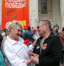 Поцелуй для Валентина Тока: «Спасибо Вам!» 9 мая в Москве у Большого театра каждый ветеран в центре внимания: горожане целуют, обнимают их, дарят цветы.